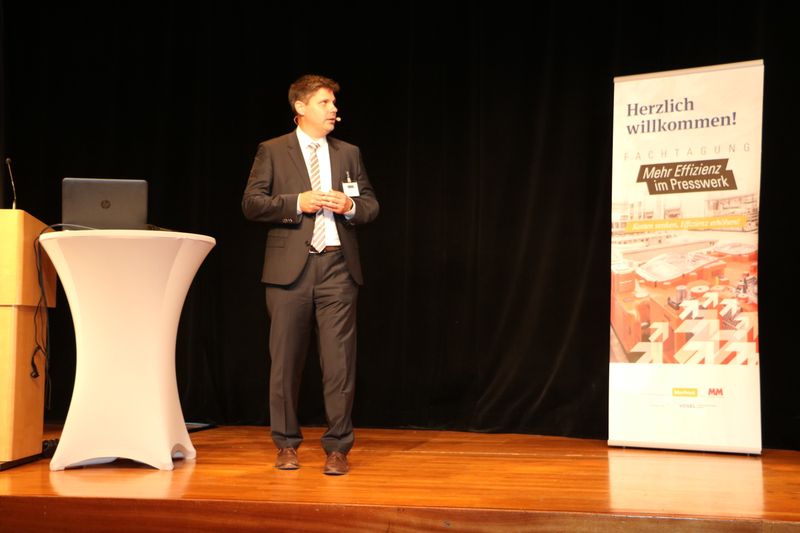 Der Smart Press Shop von Schuler ermöglicht Nutzwert und Anlagenperformance in neuer Dimension, wie Dr. Robert Vollmer in seinem Beitrag vorstellte.  (Vogel Communications Group GmbH & Co. KG)