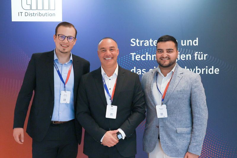 (v. l.) Marius Hornung (TIM) freut sich über die Teilnahme von Erhan Parlaz und Bünyamin Yilmaz von der Teccle Group. (Bild: TIM AG)