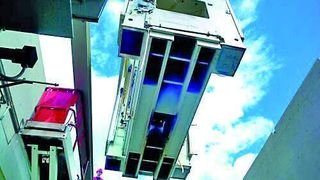 Nicht immer sind die Räumlichkeiten geeignet, so dass man auch ungewöhnliche Wege gehen muss: Eine Maschine wird mit Hilfe eines Krans über das Dach eingebracht. Bild: Scholpp (Archiv: Vogel Business Media)