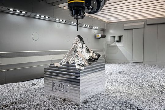 Auf dem jüngsten Gross-Bearbeitungszentrum können Werkstücke bis zu 4 × 6 Metern hochpräzise bearbeitet werden – eine Fertigungsdimension, die in der Schweiz nur wenige Anbieter abdecken.(Bild:  IBOR AG)