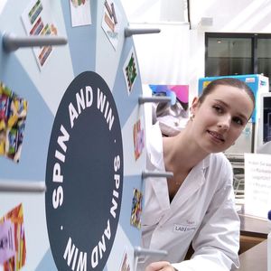 In Berlin drehen die Besucher am Rad – und gewinnen entweder eine Kleinigkeit zum Naschen, oder eine LABORPRAXIS-Trinkflasche.   Mehr Infos zu den kommenden LAB-SUPPLY-Messen finden Sie auf www.lab-supply.info(Bild:  Lüttmann – VCG)