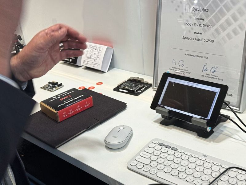 Synaptics-Messestand mit dem Voice-Chatbot: Die Demo zeigt das Synaptics Coral Dev Board im Einsatz, das Spracheingaben über ein lokales Terminal verarbeitet. (Bild: mc/VCG)