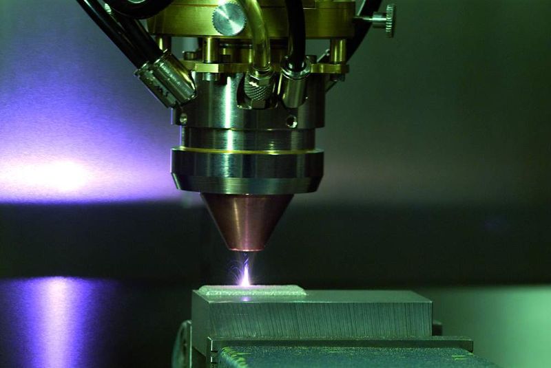 Bild 2: Beim Prozess des präzisen Laser-Auftragschweißens mit koaxialer Pulverzufuhr sind Raupenbreiten zwischen 0,8 und 2,0 mm und Schichtdicken zwischen 0,2 und 1,0 mm möglich. (Archiv: Vogel Business Media)