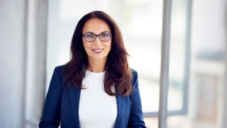 DGB-Chefin Yasmin Fahimi warnt vor einem rein kostengetriebenen Einsatz von Künstlicher Intelligenz. Statt Personal abzubauen, sollten Unternehmen die Technologie nutzen, um Geschäftsmodelle zu modernisieren. (Bild: DGB/Benno Kraehahn)