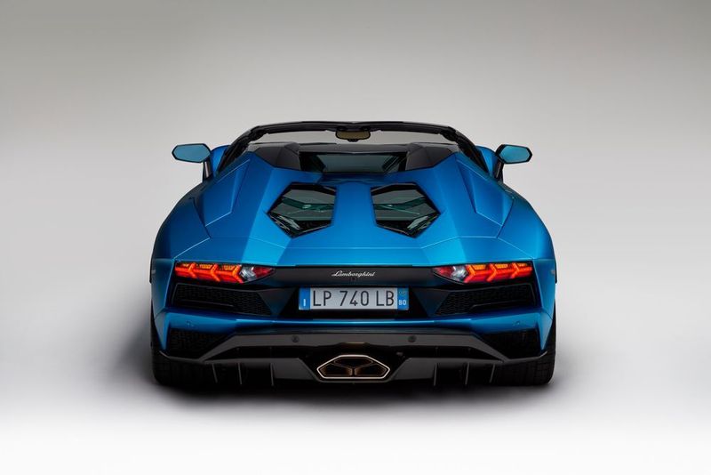 Die Heckansicht prägt ein mächtiger Diffusor. (Lamborghini)