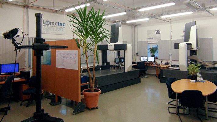 Messraum bei Lometec: Optische und taktile Messgeräte. Die Kunden kommen aus der Automobil- und Luftfahrtindustrie. (Lometec)