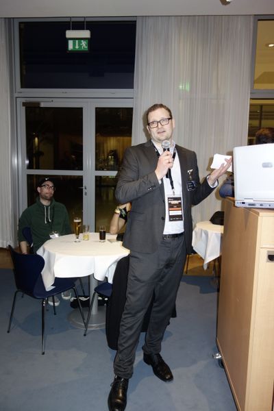 Geschäftsführer Robert Schenker, Schenker Technologies, erzählt am Abend den Gästen, wie er vor 15 Jahren die Firma gegründet hat. (Bild: IT-BUSINESS)