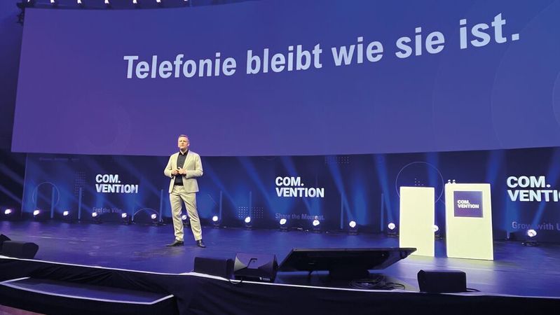 Florian Buzin, Gründer und Geschäftsführer der Starface Group, eröffnet die erste gemeinsame Comvention der deutschen Gamma-Gruppe im Europa-Park Rust.(Bild:  Vogel IT-Medien)
