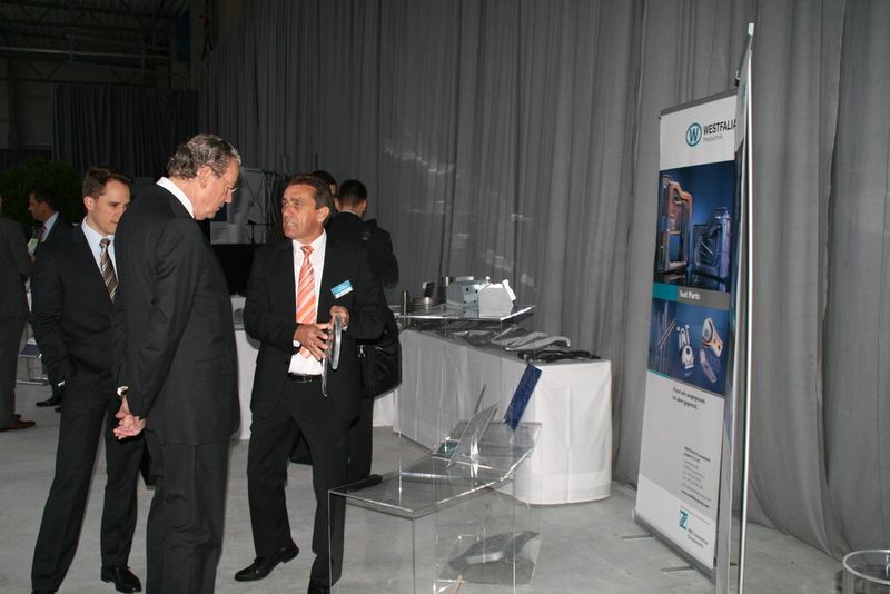 Mathias Schwarzendahl, Geschäftsführer der Westfalia Presstechnik, erläutert ein Fahrwerksteil, bei dem mittels lokaler Wölbstrukturierung 37 % Gewicht und 27 % Kosten im Vergleich zum Ausgangsteil eingespart wurden. (Bild: Westfalia/HTPT)