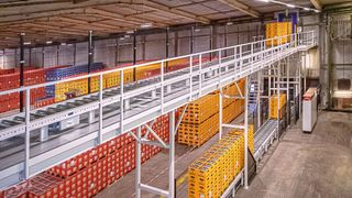 Rollenbahn auf zwei Etagen mit Vertikalförderer als Schnittstelle. (Bild: Martin Vogt)