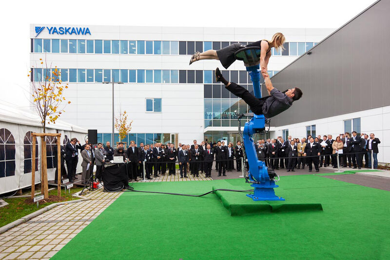 Akrobatik mit Roboter beim Grand Opening. (Bild: Yaskawa)