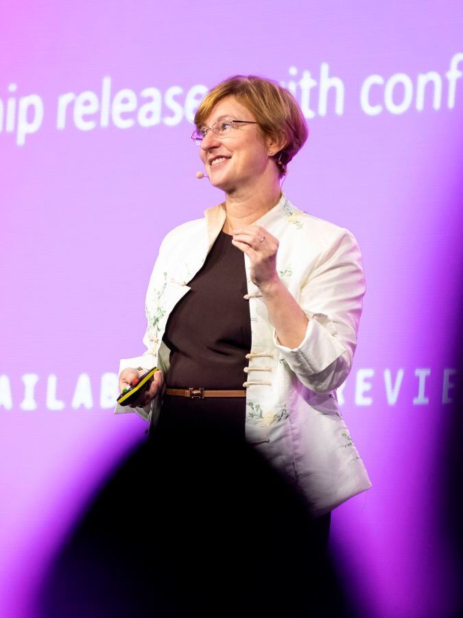 Rory Richardson, Director AWS Next Generation Developer Experience, erläuterte wie KI-Agenten künftig nicht nur Antworten liefern, sondern eigenständig Aufgaben übernehmen und Geschäftsprozesse ausführen sollen.(Bild:  FLORIAN PRELLER & BARBARA HIBLER)