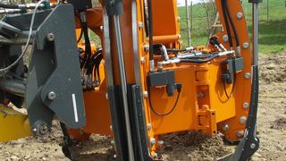 Die Spaten werden langsam in das Erdreich eingedrückt. Schmutz, Feuchtigkeit etc. machen den schmierfreien Polymergleitlagern nichts aus. Auch das Verpflanzloch wird mit der Ballenstechmaschine gestochen. (Bilder: igus)