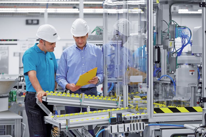 Bild 5: Die Safety-Spezialisten von Phoenix Contact nehmen gemeinsam mit den Mitarbeitern des Betreibers vor Ort eine Inspektion und Analyse der Maschine vor. (Bild: Phoenix Contact)