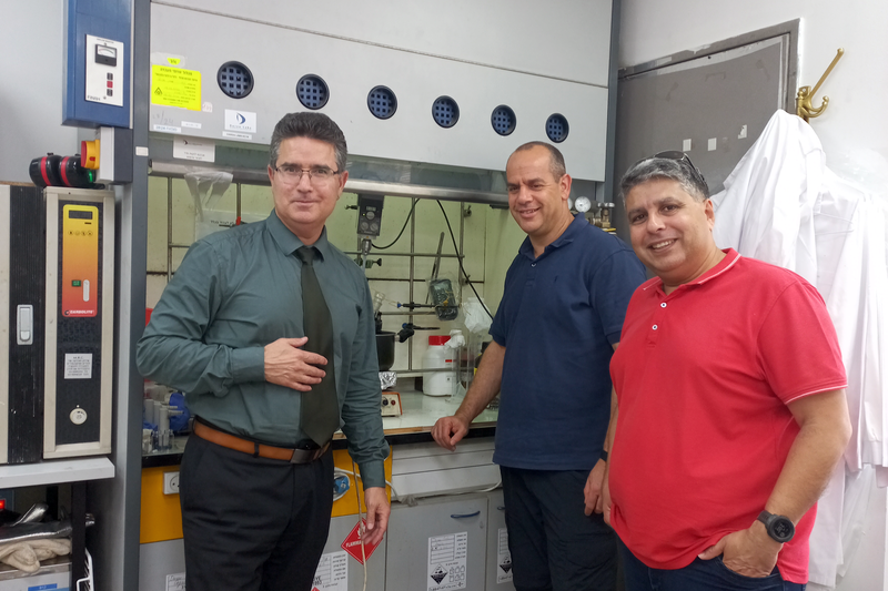 The founders of Snow Polymers (from left): Alex Braun, Dr. Shai Garty, Sharon Raymond. The startup develops biodegradable plastics from organic waste.(Bild:  Snow Polymers)