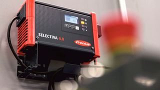 
Universelle Ladegeräte der Selectiva-Produktfamilie von Fronius laden flexibel Blei-Säure-, aber auch Lithium-Ionen-Batterien mit unterschiedlichen Spannungen und Kapazitäten. (Bild: Fronius)