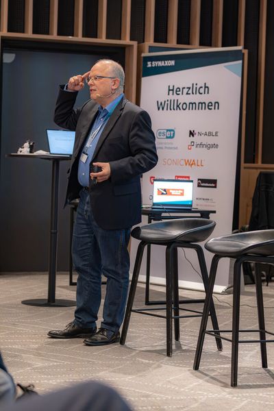Friedrich Pollert (Synaxon) moderiert die Paneldiskussion „No ‚race to the bottom‘ – Kosten und Verträge optimal kalkulieren“. (Bild: Synaxon)