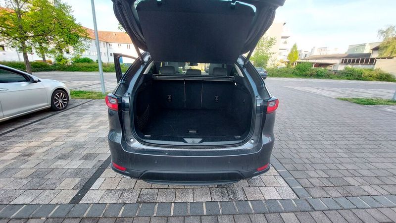 7. Das Platzangebot: Der tiefe  Kofferraum schluckt gut 570 Liter und macht den CX-60 damit zum perfekten Reisemobil. Klappt man die Rückbank ganz um, wächst das Fassungsvermögen auf 1.726 Liter. Praktisch ist, dass sich die Rückbank dreiteilig umlegen lässt. (Bild: Mauritz – VCG)