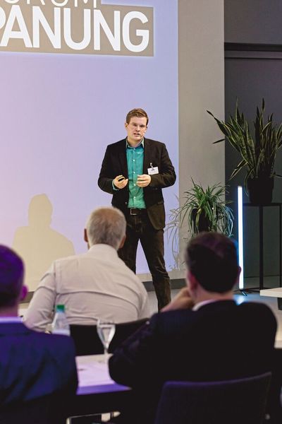 Robert Schmidt vom Institut für Spanende Fertigung der TU Dortmund über Entwicklungen und Herausforderungen beim Einsatz innovativer Tiefbohrverfahren. (Bild: Stefan Bausewein)