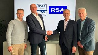 V.l.: Falk Schmidt (Leiter Projektmanagement Office, Autohaus Wolfsburg Hotz und Heitmann/Nora-Zentrum Wolfsburg), Maik Pohling (Geschäftsführer, Autohaus Wolfsburg Hotz und Heitmann/Nora Zentrum Wolfsburg), Michael Kuloge (Geschäftsführer und Country Manager, RSA Deutschland) und Claus Magelssen (Import Manager RSA Parts and Accessories, RSA Group)

 (Bild: RSA Deutschland)