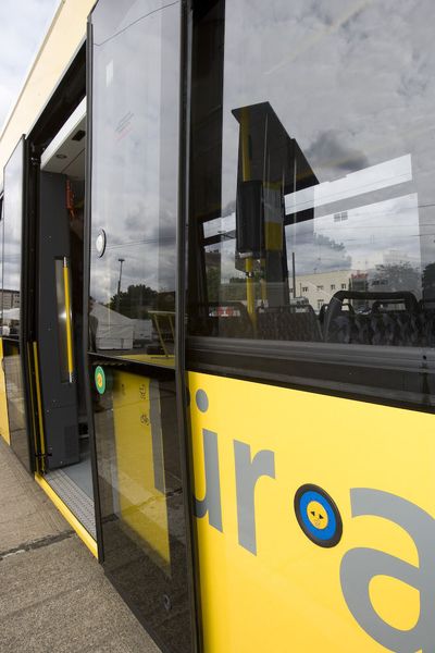 Die Taster und Signalleuchten von Escha TSL erleichtern mobilitätseingeschränkten Menschen den Ein- und Ausstieg. Bild: Escha TSL (Archiv: Vogel Business Media)
