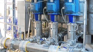 Eine der von ITT Lowara gelieferten und installierten Druckerhöhungsanlagen Typ GHV30 mit vertikalen Mehrstufen-Pumpen SV9205, 37 kW in Edelstahl. Bild: Burj Dubai DEA_0220 (Archiv: Vogel Business Media)