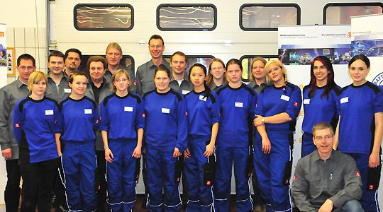 Neun mutige Auszubildende zur Kfz-Mechatonikerin stellten sich den anspruchsvollen Aufgaben bei dem Sonderwettbewerb in der Berufsbildungsstätte Travemünde. Die Arbeitskleidung sponserte die Firma Engelbert Strauß. (Archiv: Vogel Business Media)