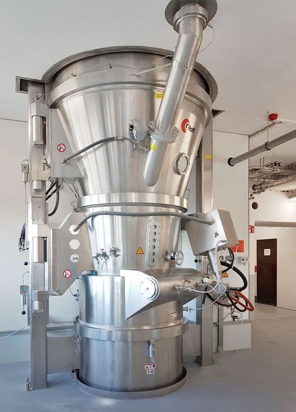 Die runde Glatt Wirbelschichtanlage GPCG PRO 300 ist die größte serienmäßig verfügbare Baugröße für das Partikel-Coating im Wursterverfahren. (Bild: Glatt)