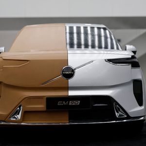 Ein Tonmodell des neuen Volvo EM90 im Designzentrum.(Bild:  Weigl/Volvo)