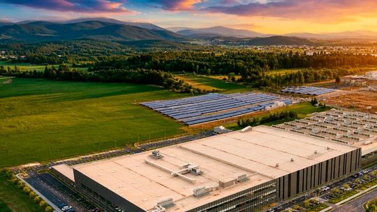 Mit einem neuen Robotik-Distributionszentrum sowie einer zusätzlichen Montagehalle für Roboterschweißsysteme baut Yaskawa seine Produktions- und Distributionskapazitäten im slowenischen Kocevje weiter aus.(Bild:  Yaskawa Europe)