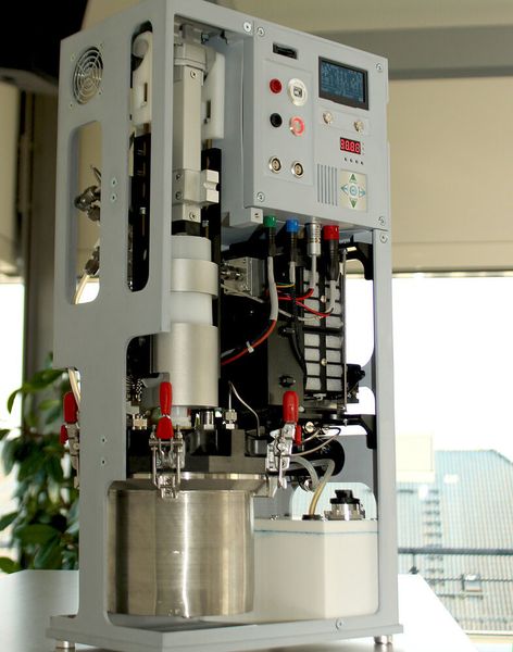 TRL5-Demonstrator eines Stromgenerators mit eingelegter POWERPASTE-Kartusche und 100 W-PEM-Brennstoffzelle.  (Fraunhofer IFAM)