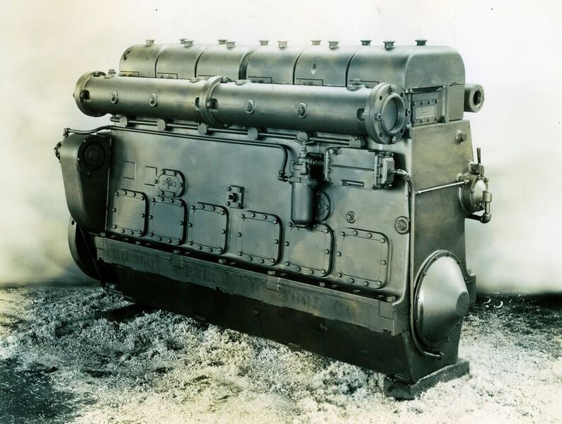 Rudolf Diesel beschreibt in seinem Patent von 1893 eine Verbrennungsmaschine mit Selbstzündung: Den Diesel-Motor. Das Prinzip: Im Motor wird die Luft stark komprimiert,  so dass sie sich auf eine Temperatur von etwa 700 bis 900 °C erhitzt. Der dann eingespritzte Kraftstoff entzündet sich selbst und treibt den Kolben an. Vorteile gegenüber dem Ottomotor: Der bessere Wirkungsgrad der geringere Kraftstoffverbrauch. (Diesel Engine 1930s 44 of 48 / Richard / CC BY 2.0)