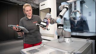Maßgebend für den Gesundheitsschutz und die Sicherheit bei der Arbeit mit Robotern ist die Maschinenrichtlinie 2006/42/EG. Zusätzlich sind aber auch verschiedene DIN-Normen sowie eventuell firmeninterne Vorschriften zu berücksichtigen.  (Bild: Item)