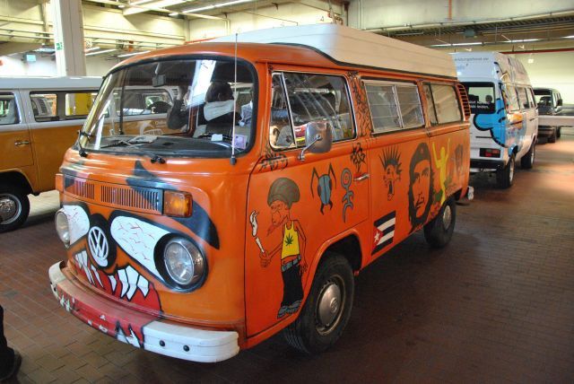 Diente in seinem zweiten Leben oft als „Hippieschaukel“: T2b-Camper als unrestaurierter Zeitzeuge der hauseigenen Sammlung. (Foto: Dominsky)
