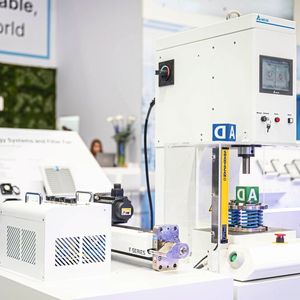 The electric servo press AM-ESP S is equipped with sensors and intelligent drive control. This allows force and displacement to be precisely controlled and documented.(Image: Delta Electronics)