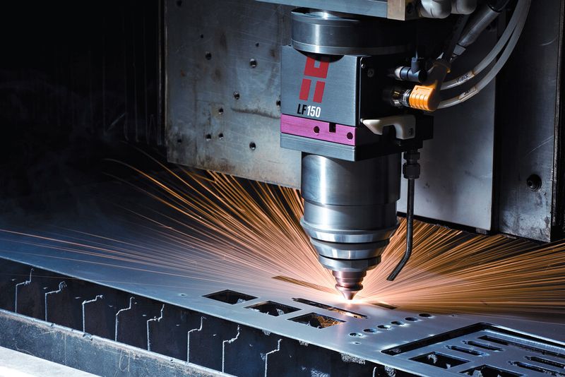 Bild 1: Ein Hyintensity-Fiber-Laser vom Typ HFL015 von Hypertherm beim Schneide einer Blechplatte. (Bild: Hypertherm)