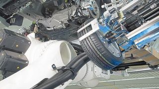 Automatische Radmontage im Fließbetrieb mit dem Roboter. (Bild: IBG)