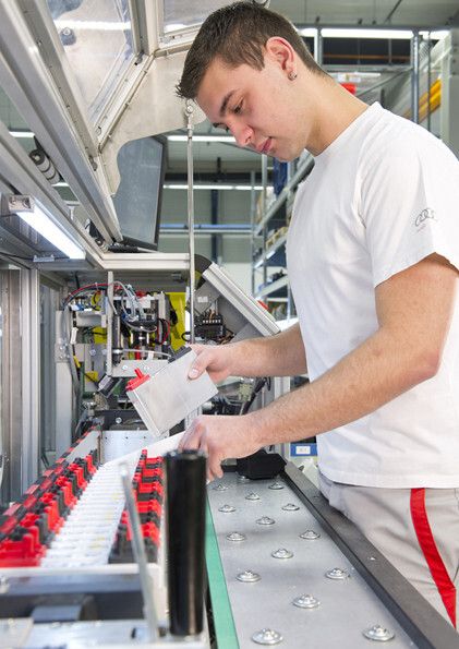 Teile für ein Batteriezellmodul werden eingesetzt (Bild: Audi AG)