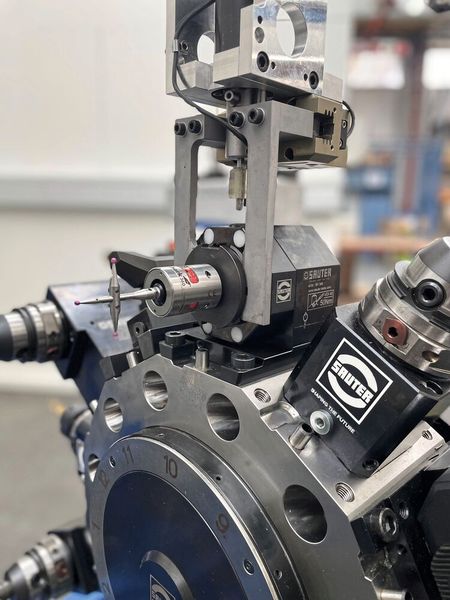 Ein Adapter mit integriertem Messtaster wird per Roboterarm in Sauter SolidPro eingesetzt. (Bild: Sauter Feinmechanik)
