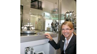 Dr. Susanne Krichel, Portfolio Managerin bei Festo, zeigt Automatisierungslösungen mit Supraleitung. (Bild: Platthaus)