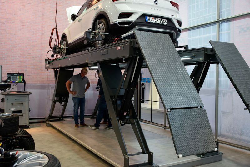 Die V55NAK54-Vertikal-Scherenhebebühne von Rotary-Lift mit 5,5 Tonnen Traglast für Achsvermessungen erfüllt die Vorgaben von VW und Mercedes. (Holz / »kfz-betrieb«)