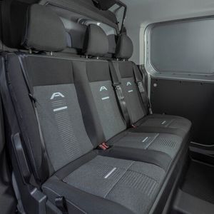 Mit zurückgeklappter Sitzbank ist der Connect mit Doppelkabine ein vollwertiger Fünfsitzer.(Bild:  Ford)