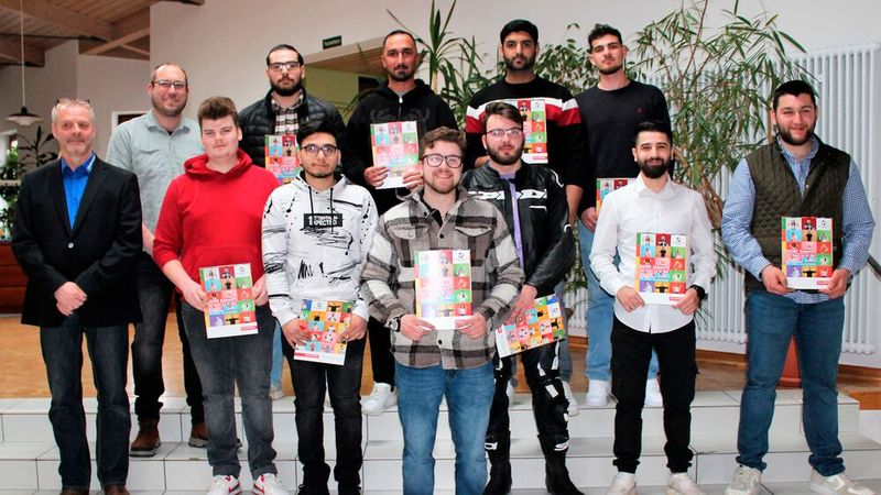 Freude bei den Wetzlarer Kfz-Mechatroniker-Gesellen: In der Volkshalle in Ehringshausen feierten sie mit der Kreishandwerkerschaft Lahn-Dill ihre Freisprechung. Eingeladen hatte  Kreishandwerksmeister und Kfz-Innungsobermeister Andreas Groß die frisch gebackenen Junggesellinnen und -gesellen, ihre Ausbilder, Familien und Prüfer. Zu den freigesprochenen Kfz-Mechatronikern der Kfz-Innung Lahn-Dill gehörten zehn Auszubildende vom Schulstandort Wetzlar. Prüfungsbester Kfz-Mechatroniker war Noha Dreher (SPD Schmidt Frohnhausen). (Bild: Kreishandwerkerschaft Lahn-Dill)