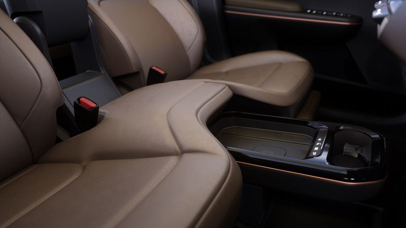 Die Sitzfläche des Beifahrers reicht bis zum Fahrersitz. (Bild: Kia)