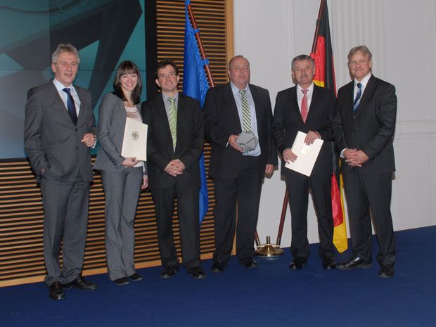 Das Unternehmen Nano-X aus Saarbrücken freute sich über den Deutschen Rohstoffeffizienz-Preis 2012. (Bild: BMWi)