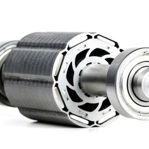 In diesem Kompakt-Winkelschleifermotor sorgt Hochtemperatur-Klebstoff von Delo, der hier als Vergussmasse dient, für festen Halt der empfindlichen Kupferdrahtbündel der Rotoren.