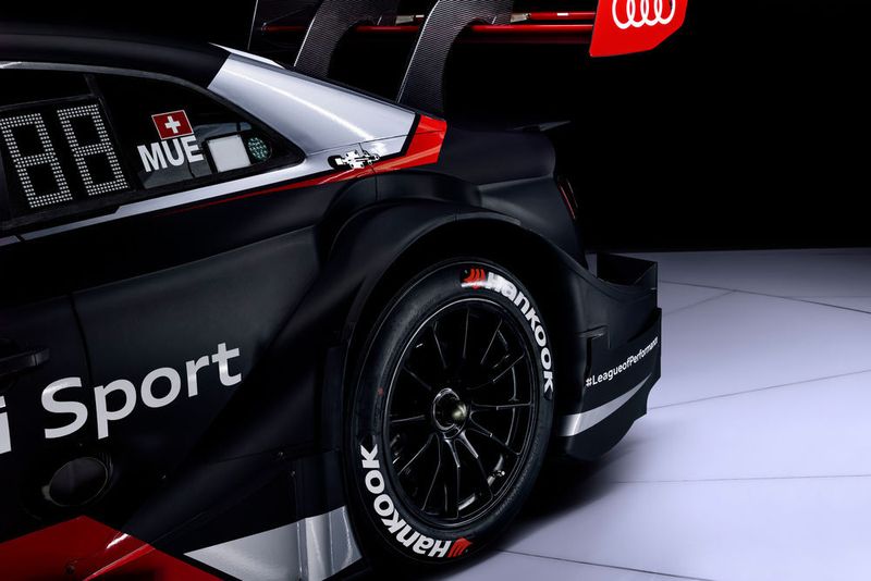 Neu ist auch der Heckflügel, der nun aus zwei Blättern besteht. Um den Wirkungsgrad des „Drag Reduction Systems“ (Luftwiderstands-System) zu erhöhen, klappt nicht mehr der gesamte Flügel nach unten, sondern wie in der Formel 1 wird das obere Flügelblatt flach gestellt – was in der DTM künftig mehr Überholmanöver ermöglichen soll. (Audi)