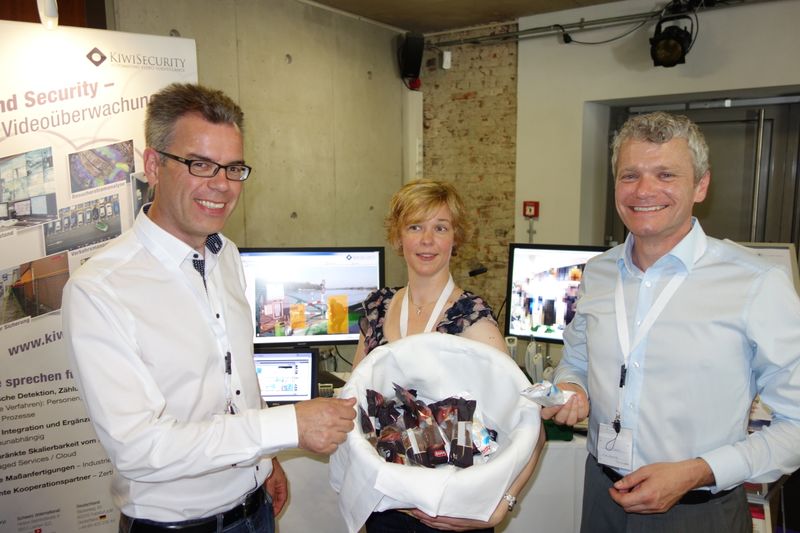 (v. l.) Peter Cramer, Novatec und Guido Nehren, KiwiSecurity lassen sich von Nicole Adamek eine Runde erfrischen (IT-BUSINESS)