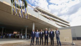 Opel feierte das Richtfest seiner neuen Zentrale in Rüsselsheim. v.l.n.r.: Ralf Wangemann (Opel), Jan van Geet (VGP), Ralf Huettl, Oberbürgermeister Patrick Burghardt (Stadt Rüsselsheim), Daniel Sigmann (VGP) und Simon Valerius (Stadt Rüsselsheim).  (Bild: Opel)