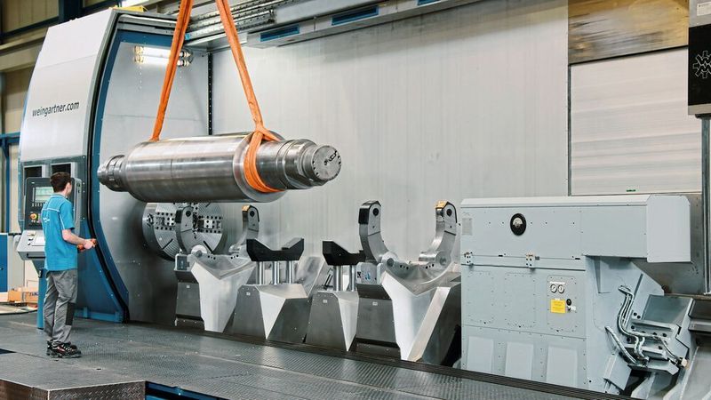 Zwei NC-gesteuerte Beladungshilfen sind ausgelegt für die sichere Ein- und Ausbringung von Walzen im Rahmen der Zerspanung mit der „mpmc“. (Weingärtner)